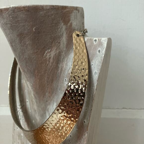 Gold hammered brass choker, statement necklace - Picture 2 of 4